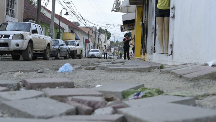 Piden terminar trabajos en la calle Benito Monción de Santiago