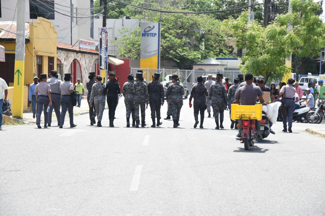 Agentes policiales vigilan la manifestación.