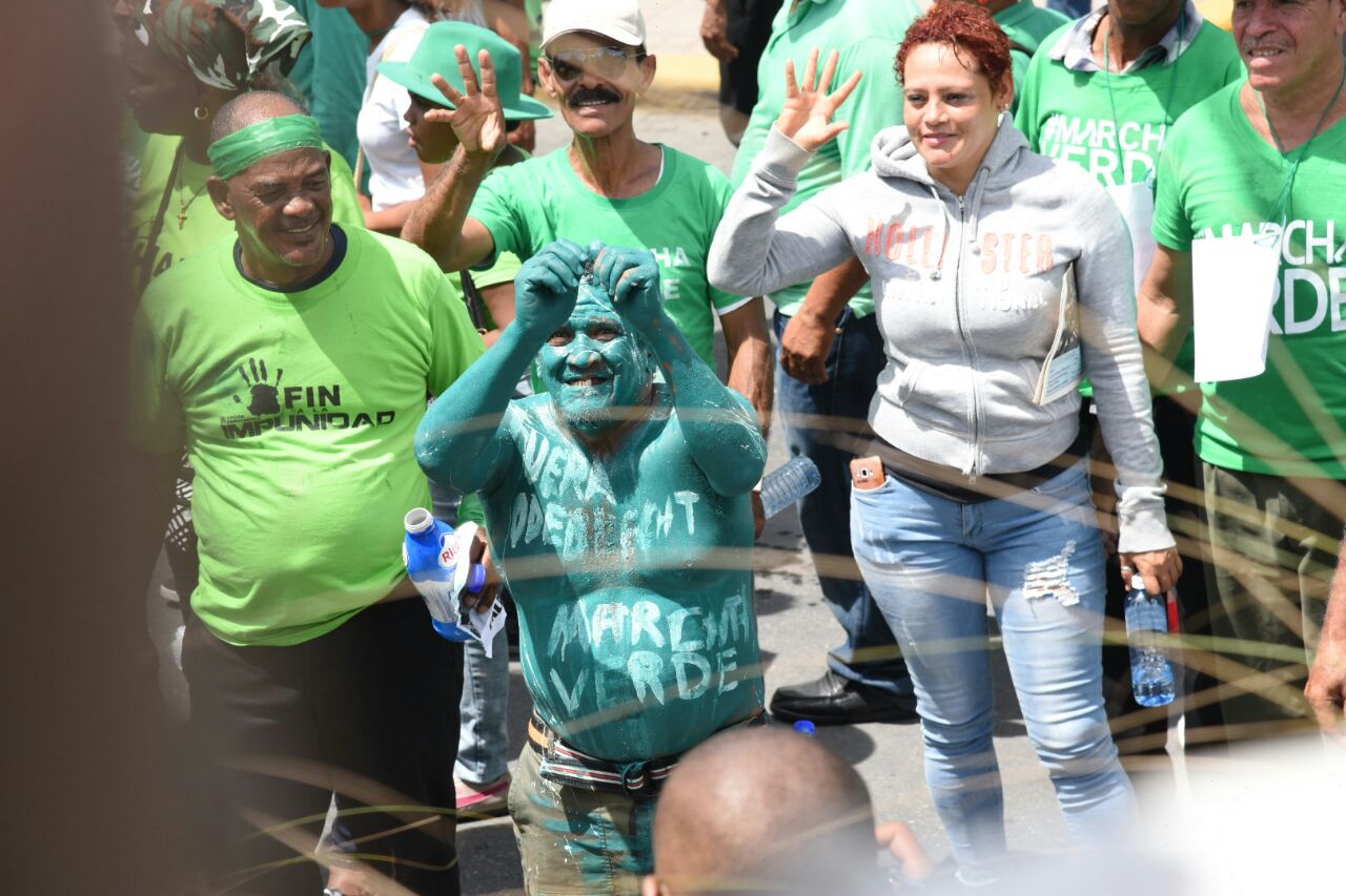 Un hombre con su cuerpo pintado de verde durante la manifestación.