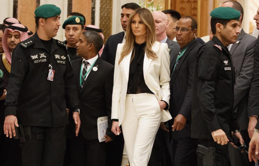 Melania Trump no se cubre la cabeza en visita a Arabia Saudí 