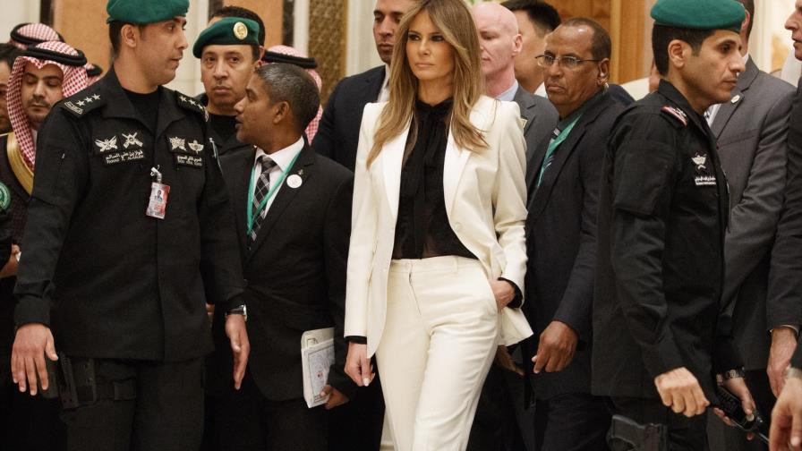 Melania Trump no se cubre la cabeza en visita a Arabia Saudí 