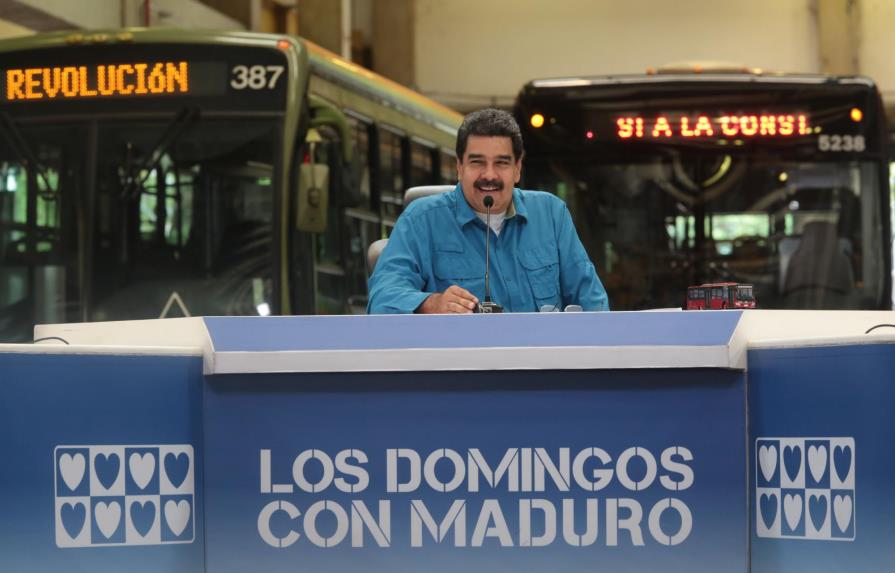Maduro apunta otra vez a EE.UU. por crisis en Venezuela, donde murió otro joven