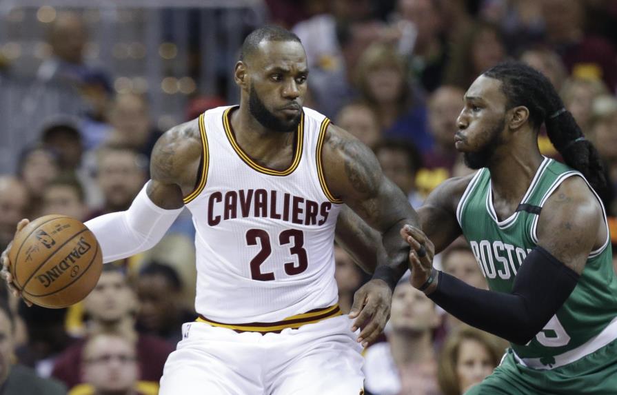 Frustrado, LeBron James discute con fanático tras caer ante los Celtics 
