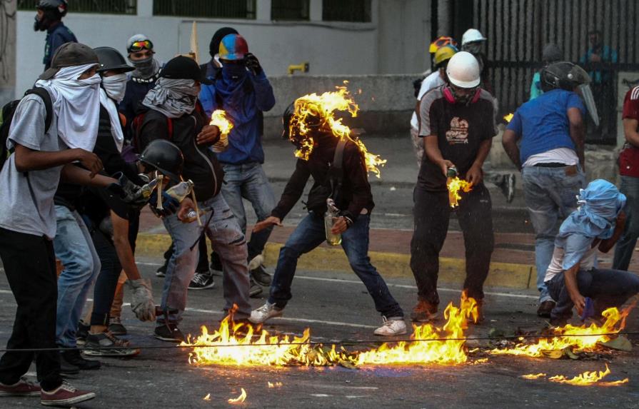 Muere joven en protesta nocturna en Venezuela y cifra de Fiscalía sube a 52