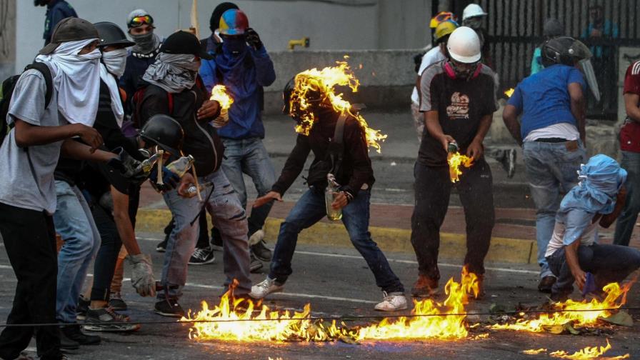 Muere joven en protesta nocturna en Venezuela y cifra de Fiscalía sube a 52