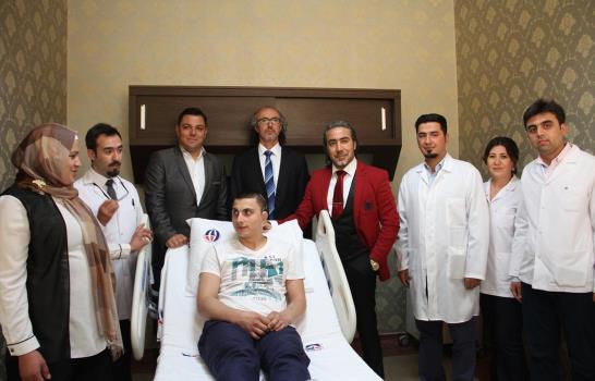 Médicos turcos implantan a un joven una oreja creada de cartílago de su madre