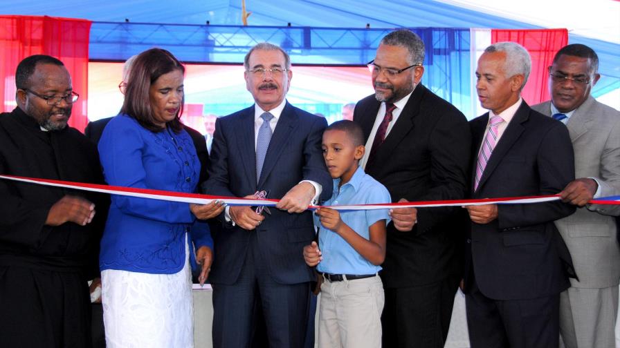 Presidente Medina entrega nueva escuela en Pedernales para más de 800 estudiantes Presidente Medina entrega nueva escuela en Pedernales para más de 800 estudiantes