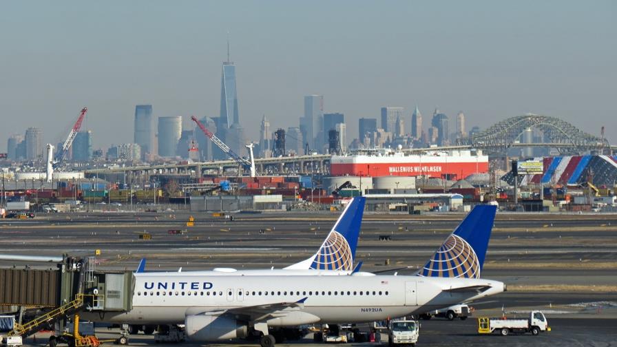 Suspenden operaciones en aeropuerto de Newark por incendio en motor de avión