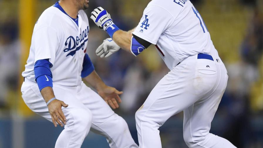 Forsythe y Dodgers ganan en 13ro tras duelo Kershaw-Lynn 