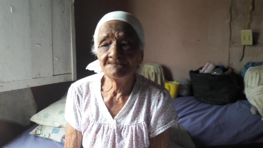 Anciana  duerme con ataúd ante su cama y cree que eso prolonga su vida