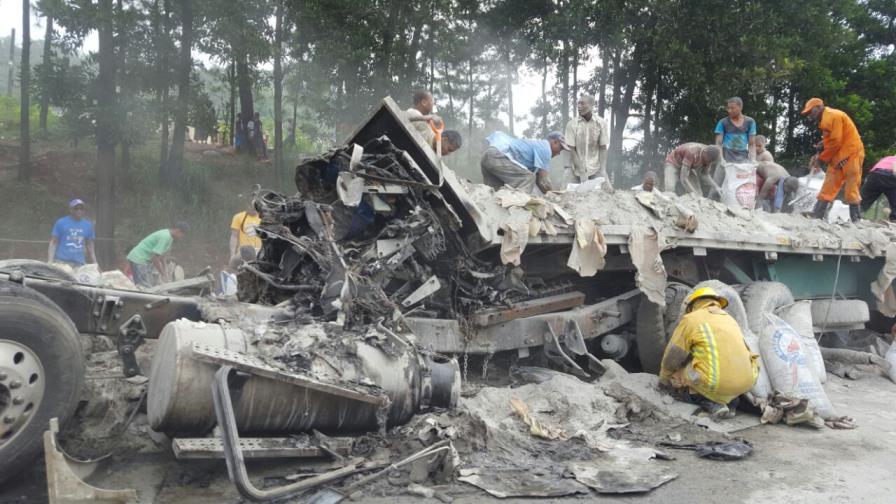Choque entre dos patanas deja un muerto; vecinos se llevan cemento desparramado