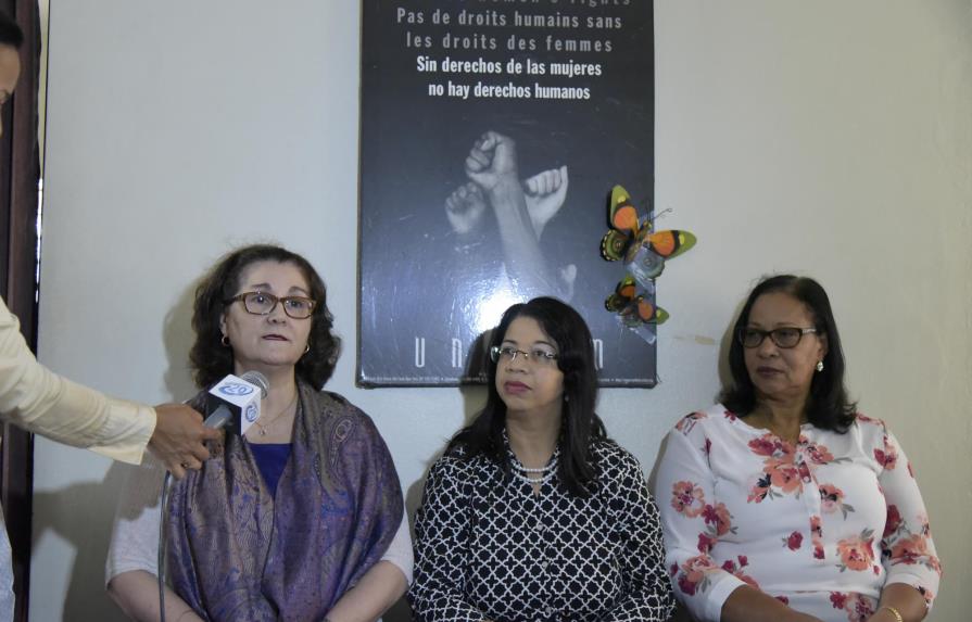 Movimientos de apoyo a la mujer de Santiago denuncian casos de violaciones sexuales en los que acusan a dos médicos