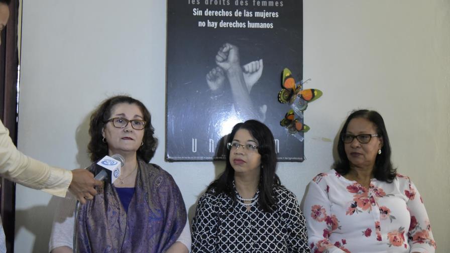 Movimientos de apoyo a la mujer de Santiago denuncian casos de violaciones sexuales en los que acusan a dos médicos