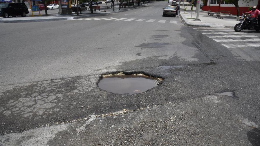 El problema de un hoyo que se agrava en el medio de la avenida Jiménez Moya