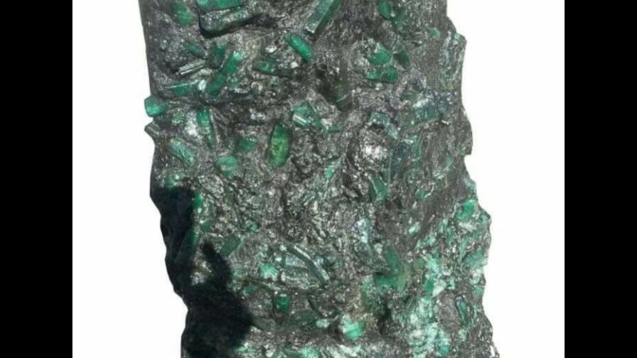 Hallan esmeralda gigante en Brasil de más de 600 libras de peso