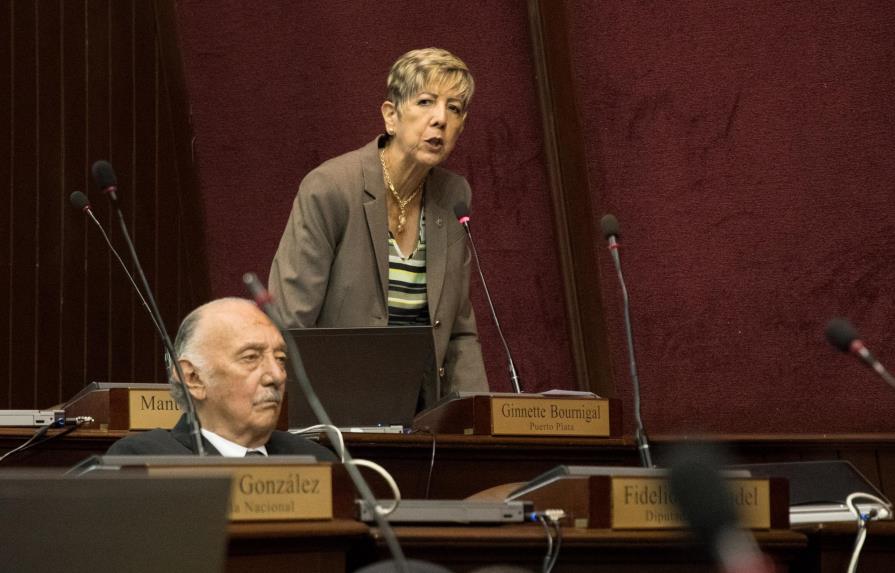Senadora Ginette Bournigal  arremete contra funcionarios
