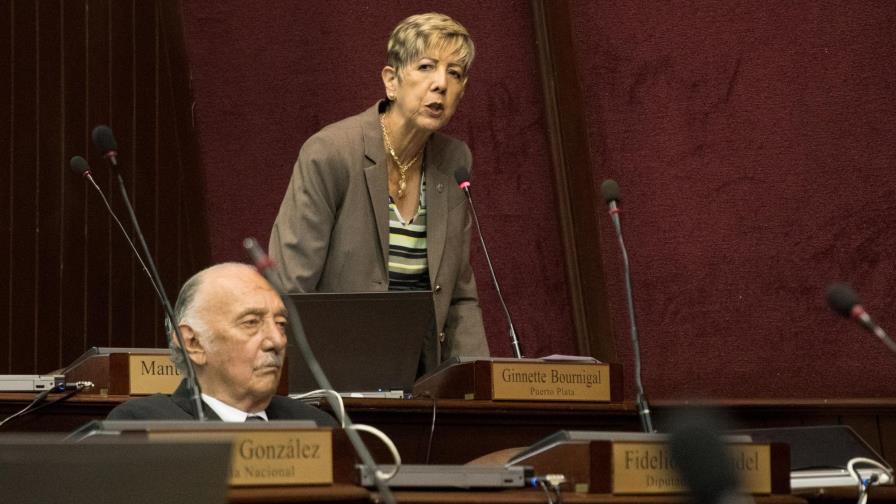 Senadora Ginette Bournigal  arremete contra funcionarios