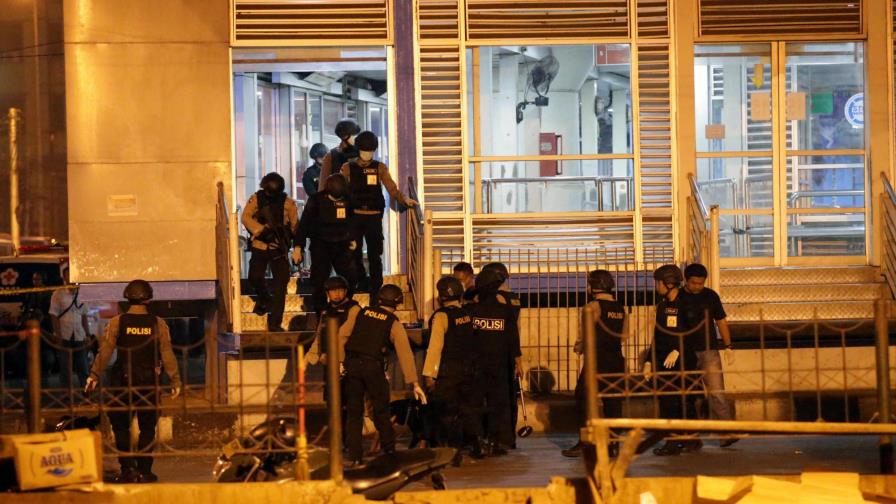 Al menos cinco muertos y diez heridos en atentado bomba suicida en Indonesia