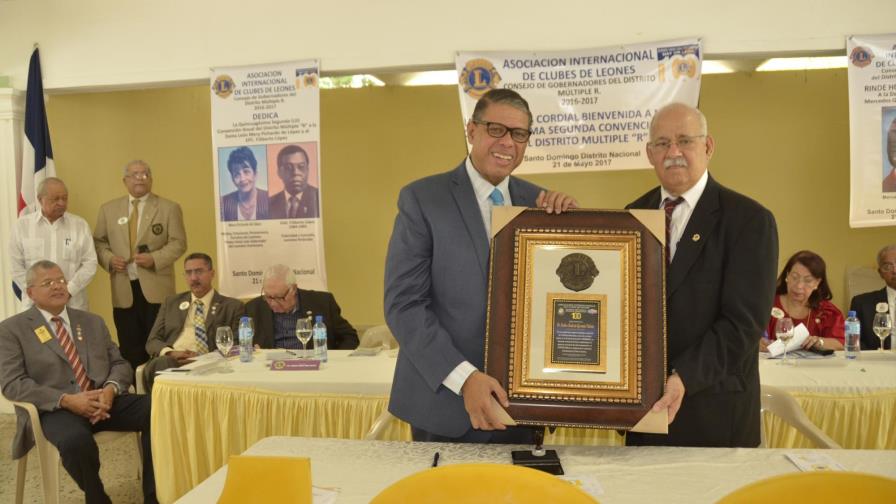 Clubes de Leones reconocen trayectoria de Modesto Guzmán al frente del INPOSDOM
