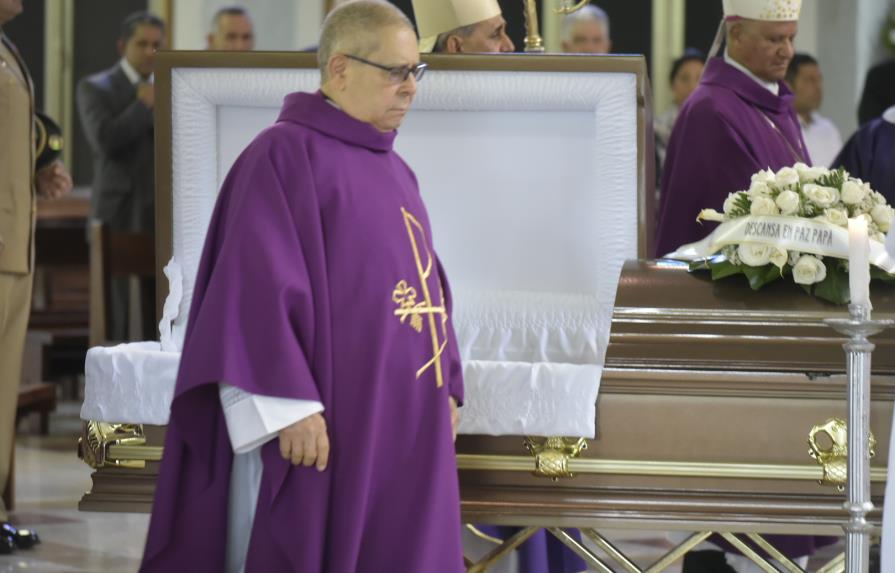 Presidente Medina expresa pesar a monseñor Núñez Collado por fallecimiento de su padre