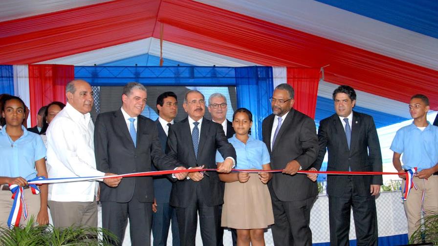 Presidente Medina entrega dos centros educativos en Espaillat