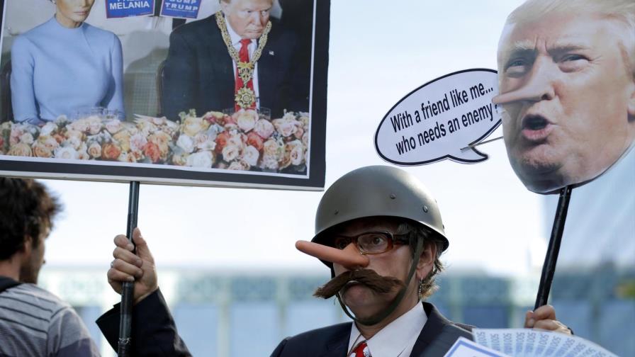 Donald Trump, “acogido” por miles de manifestantes en Bruselas