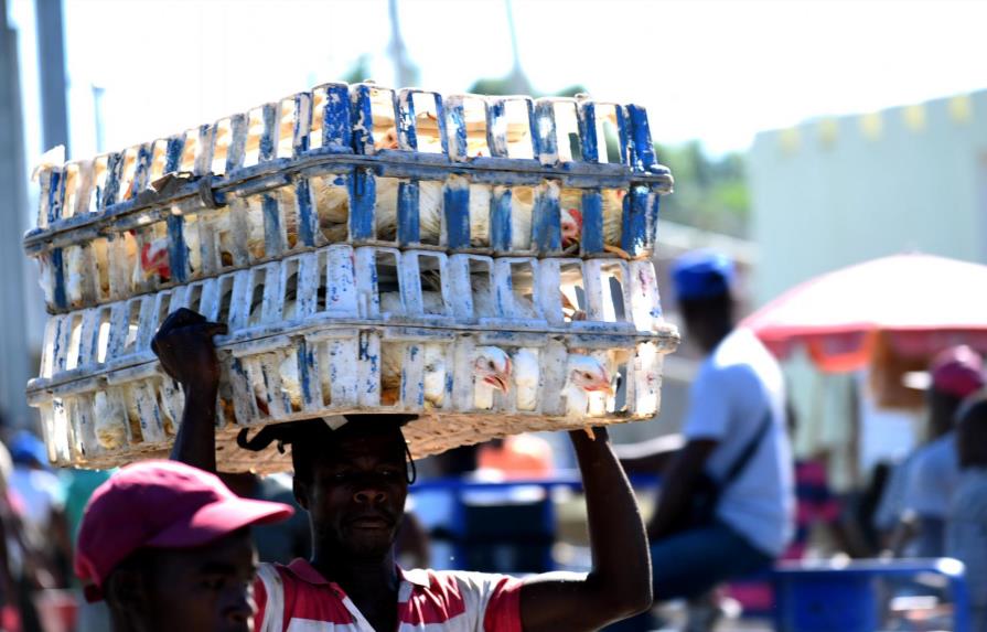 Dominicanos acusan a empresarios haitianos de bloquear productos criollos por Dajabón