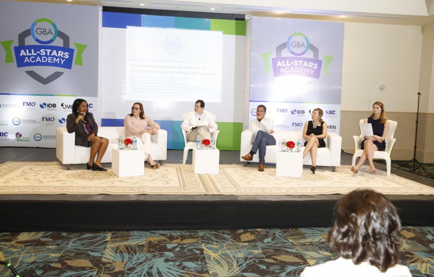 Desarrollan panel “El rol de las entidades públicas y privadas en el empoderamiento económico de las mujeres”