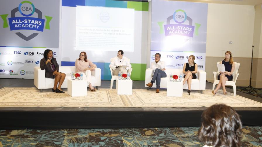 Desarrollan panel “El rol de las entidades públicas y privadas en el empoderamiento económico de las mujeres”