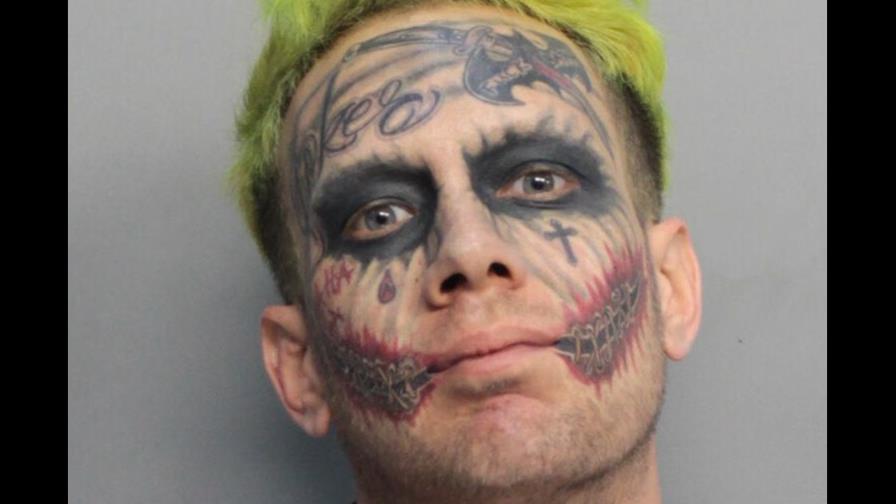 Hombre que se cree “El Guasón” es arrestado por apuntar a automovilistas Hombre que se cree “El Guasón” es arrestado por apuntar a automovilistas