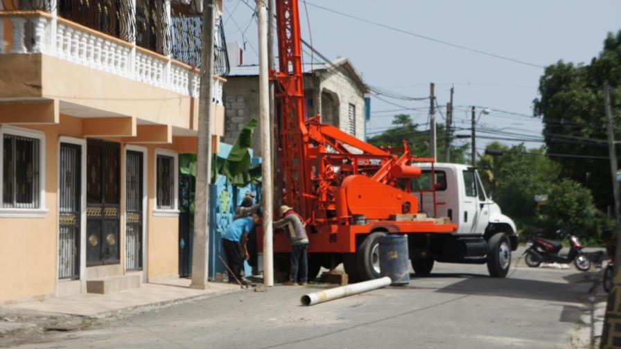 Construyen más de quinientos pozos que amenazan con dañar fuentes de agua dulce en Boca Chica  