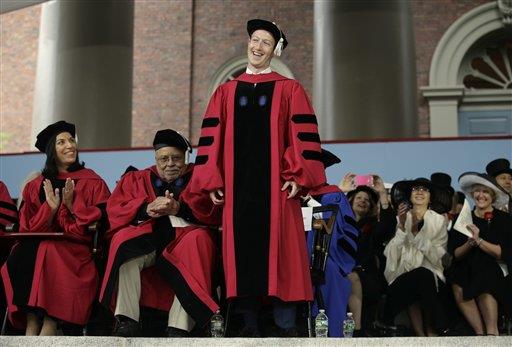 En Harvard, Zuckerberg pide crear un mundo con un propósito 