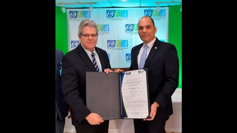 Director de Aduanas entrega triple certificación OEA a Marítima Dominicana