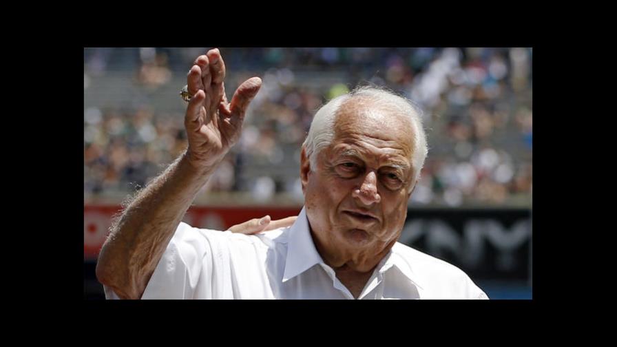 Tom Lasorda hospitalizado tras cirugía para reemplazar marcapaso 