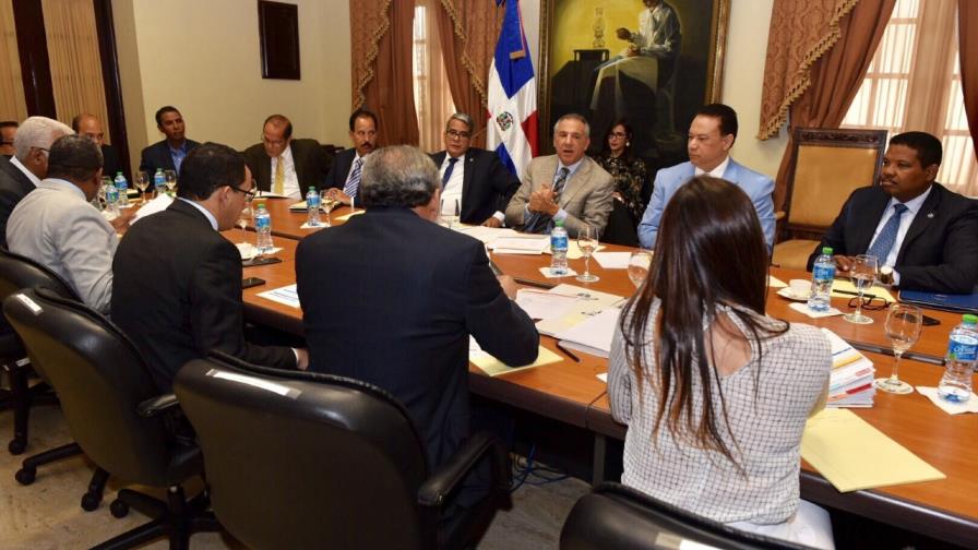 Instituciones acuerdan agilizar entrega de fondos para terminación de escuelas