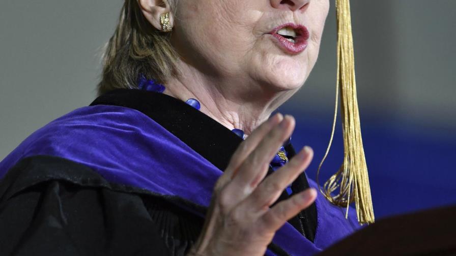 Clinton: El presupuesto de Trump es una estafa Clinton: El presupuesto de Trump es una estafa