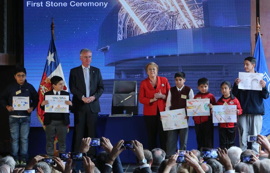 Bachelet pone la primera piedra del mayor telescopio óptico del mundo