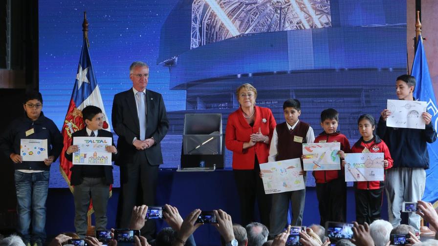 Bachelet pone la primera piedra del mayor telescopio óptico del mundo