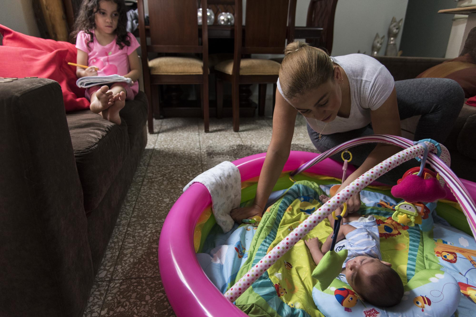 Miosotis dedica todo su día a velar por el bienestar de Adrían.