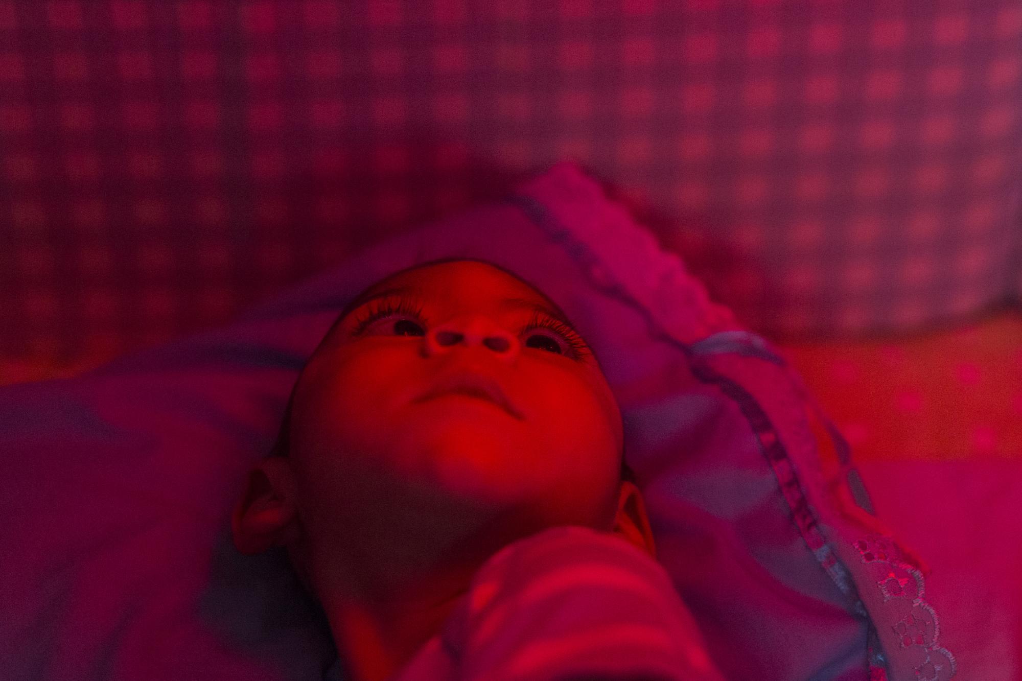 La luz roja tranquiliza al pequeño y ayuda a dormir mejor.