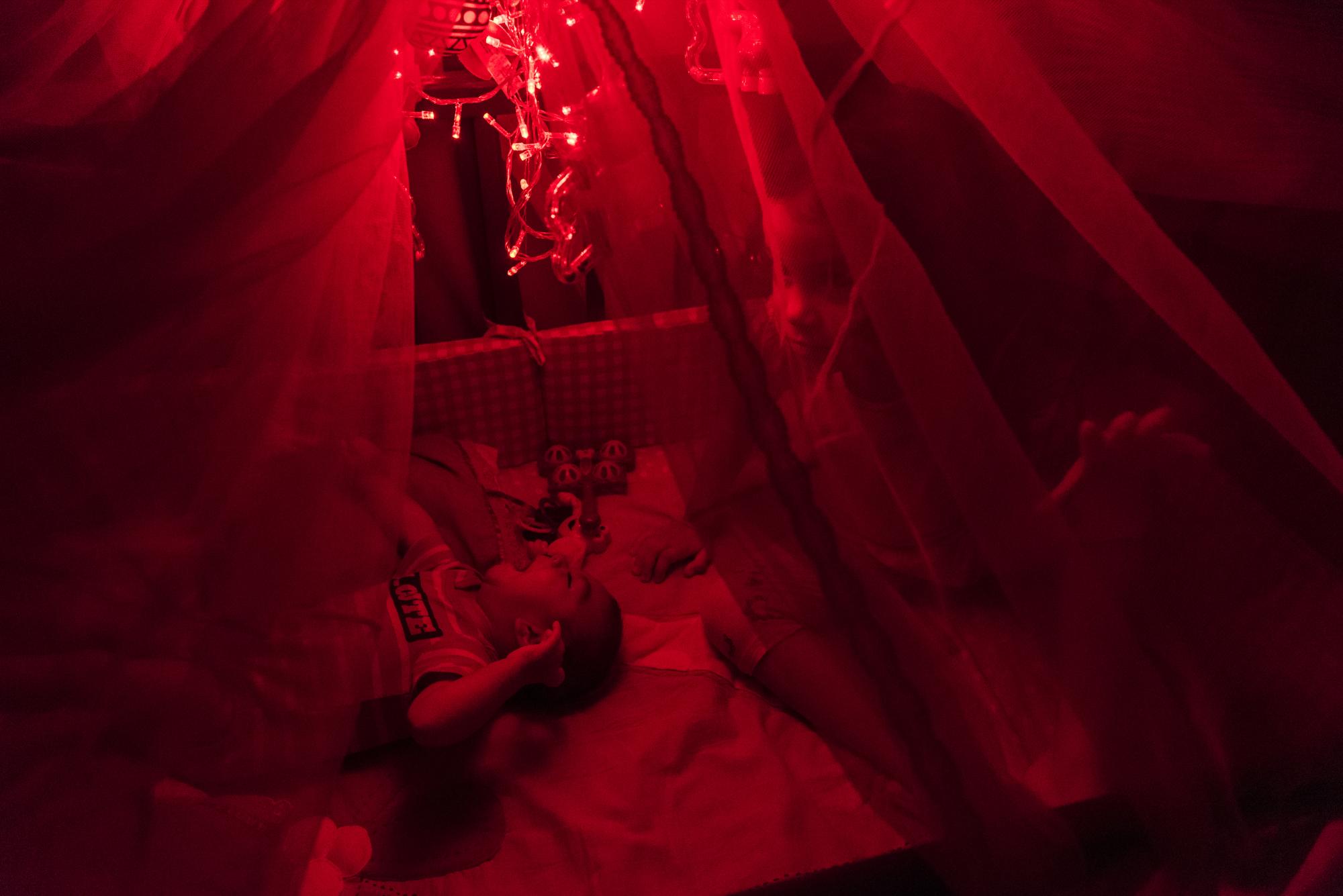 Pilar comparte con Adrían dentro de la cuna. 