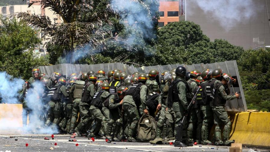 Protesta opositora tocó puerta de cuarteles mientras Maduro apoya a militares