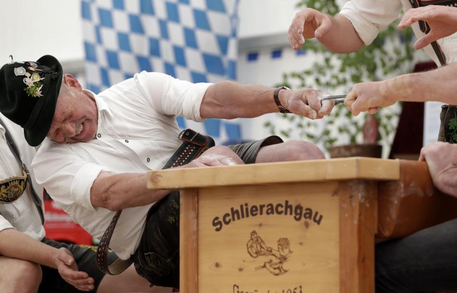 Disputan tradicional campeonato de lucha de dedos en Baviera 