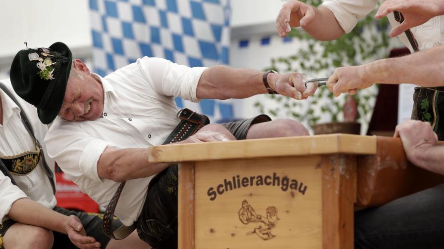 Disputan tradicional campeonato de lucha de dedos en Baviera 