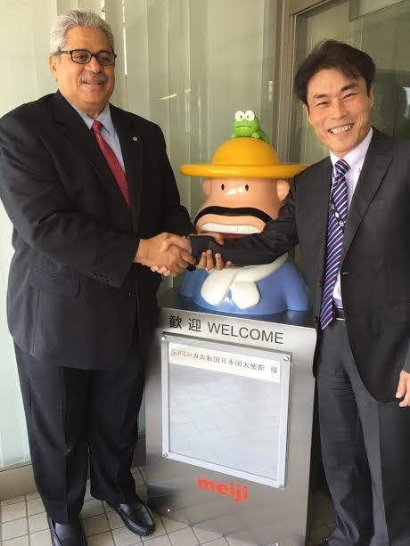 Héctor Domínguez con uno de los ejecutivos de la empresa.