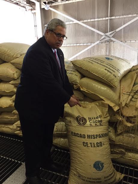 El embajador observa sacos con cacao dominicano.