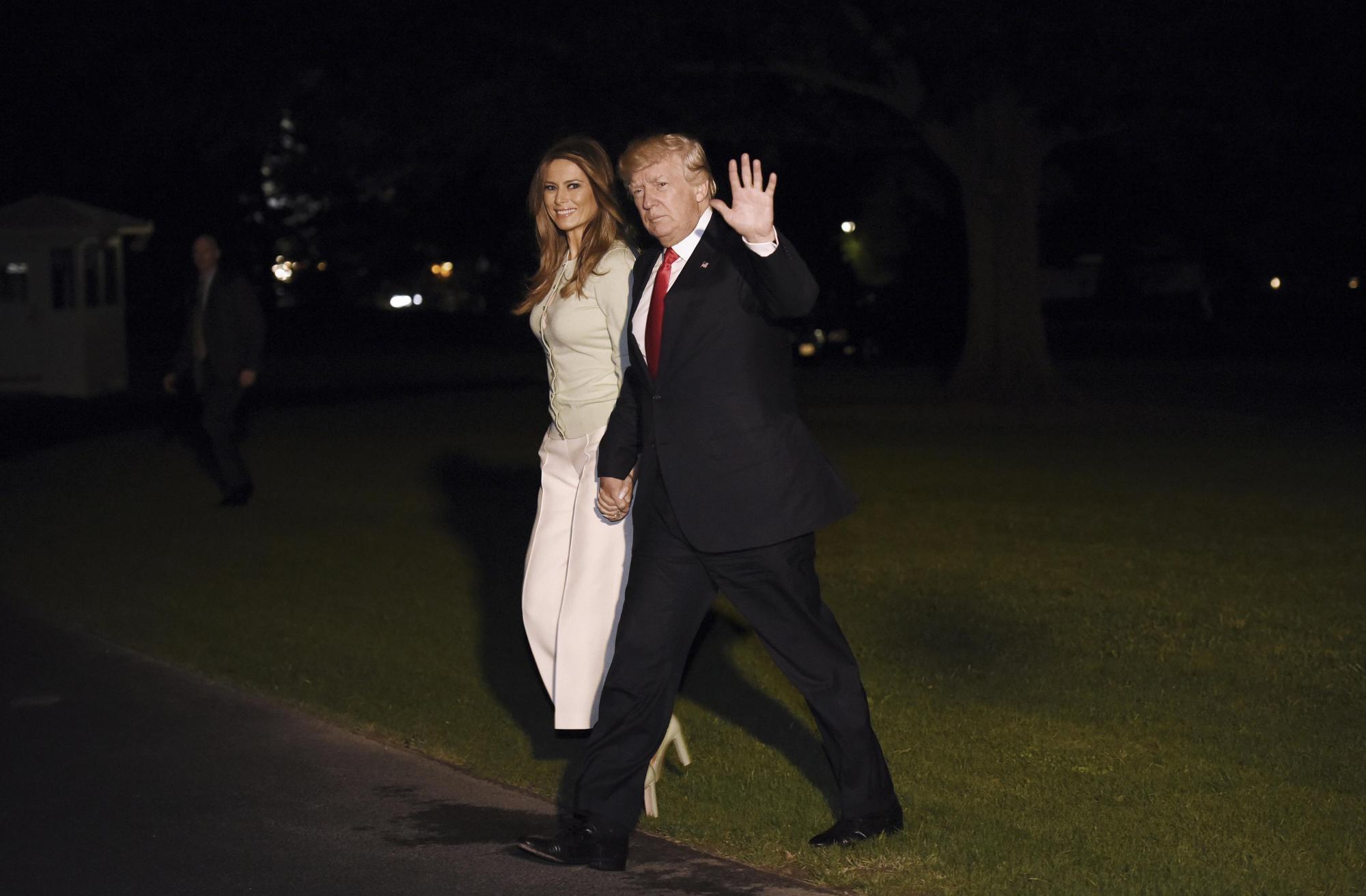  Donald  y Melania Trump  de la mano