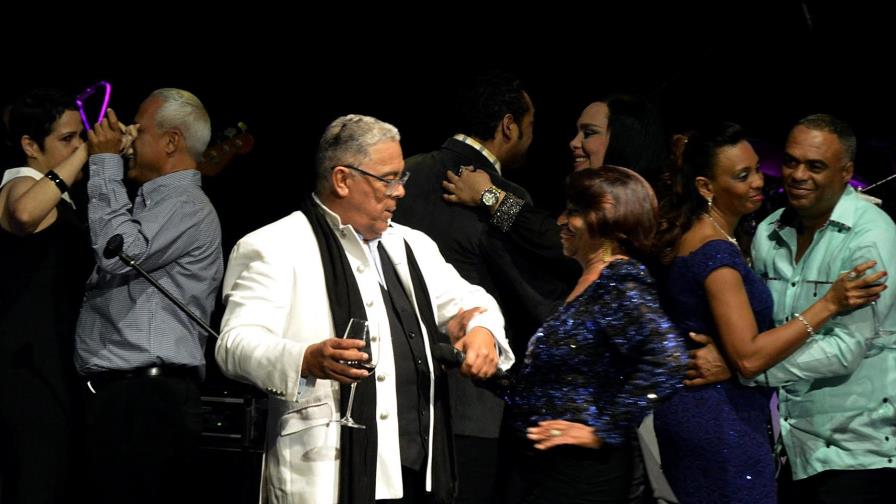 Danny Rivera canta y encanta a las madres dominicanas