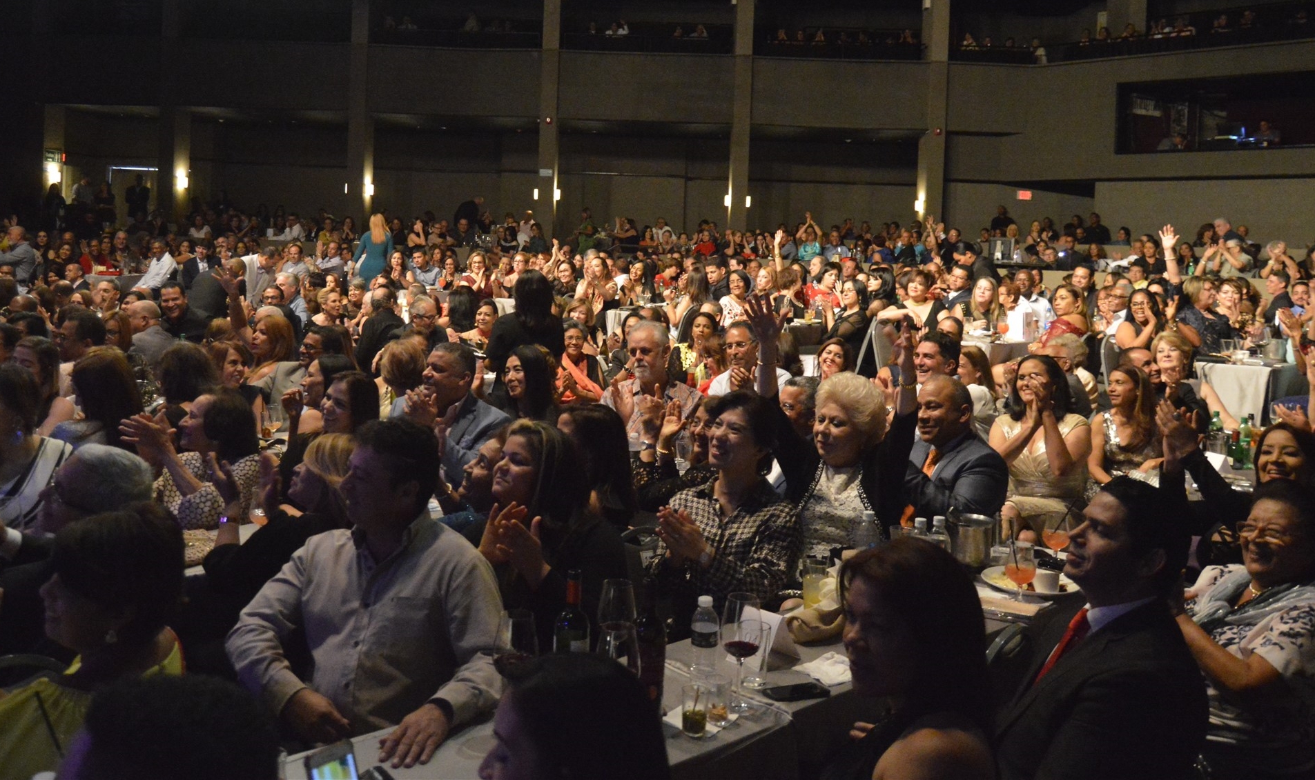 Parte del público que repletó Teatro La Fiesta del Jaragua