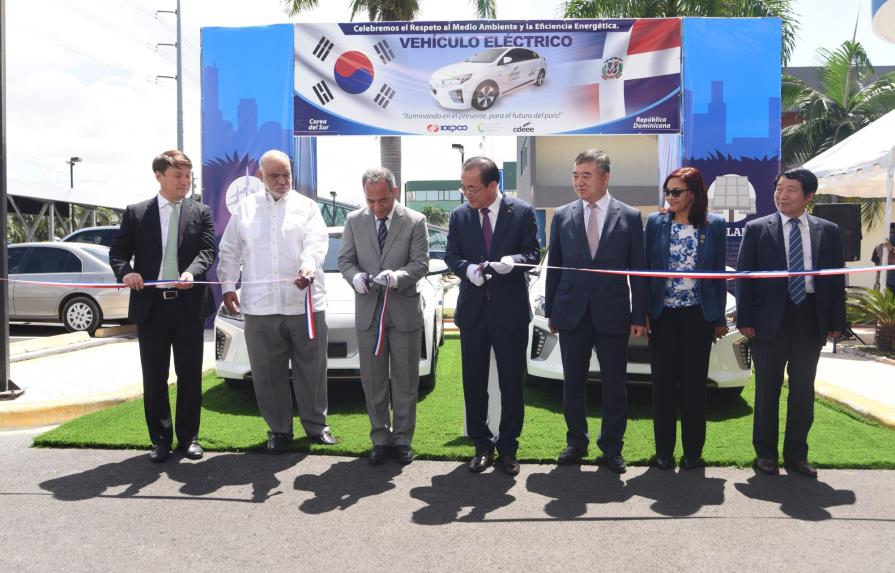 La CDEEE recibe donación de dos autos eléctricos de la empresa coreana Kepco